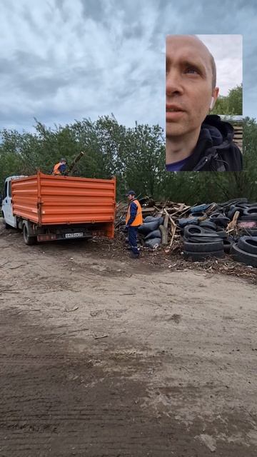 Мусор в конце проспекта Обводный канал продолжают выкладывать, снято 10 минут назад