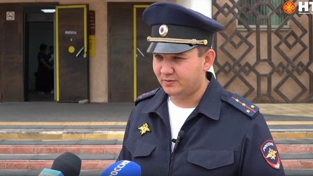 Дорожные полицейские поздравили молодых родителей и подарили им автокресла