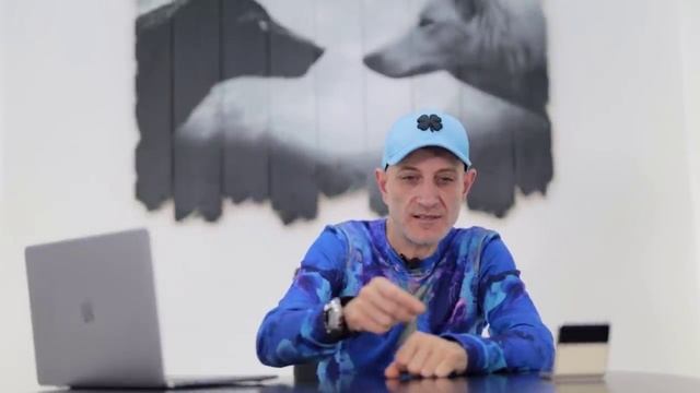 Почему собака хватает поводок