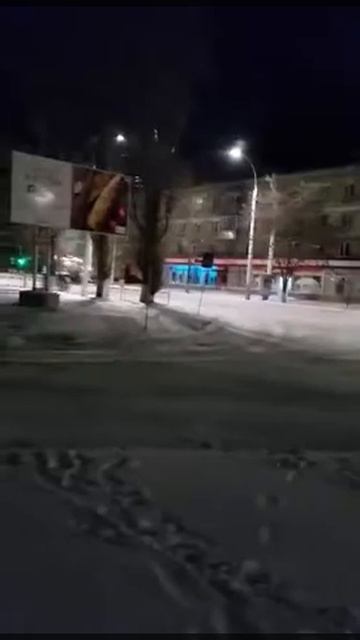 У нас чистят дороги. Сначало песком посыпали . Потом ве