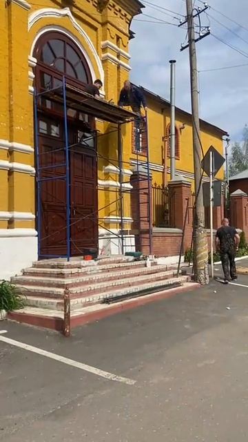 Установили новую входную группу в Никольской церкви на Селивановой горе в Киржаче.