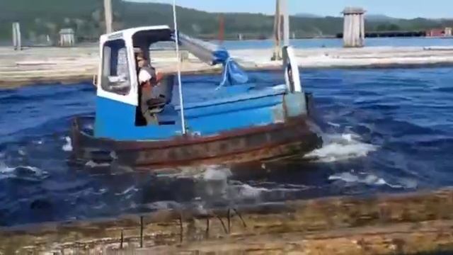 Лодка для сплава леса и работы на лесопилке — настоящий зверь! 
😎