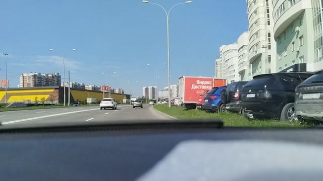 Еду по трассе на машине в город