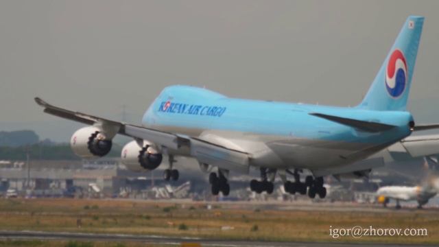 Грузовой Боинг 747 Корейских авиалиний приземляется в аэропорту Франкфурта-на-Майне.