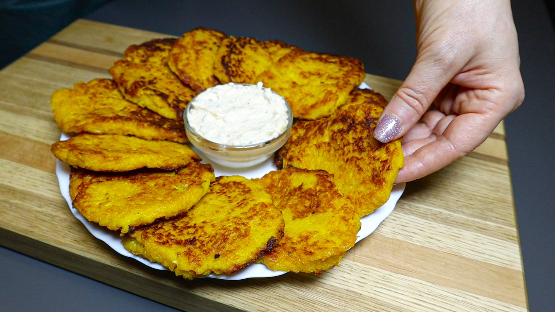 Обалденно вкусные оладьи из тыквы с соусом! Вы будете в восторге!