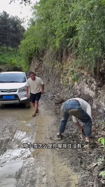 Girl Smears Mud on Driver's Mouth #shortsvideo