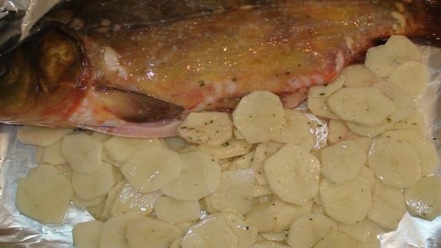 Карп в духовке в фольге