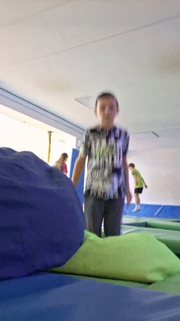 учу сальто попытка 1