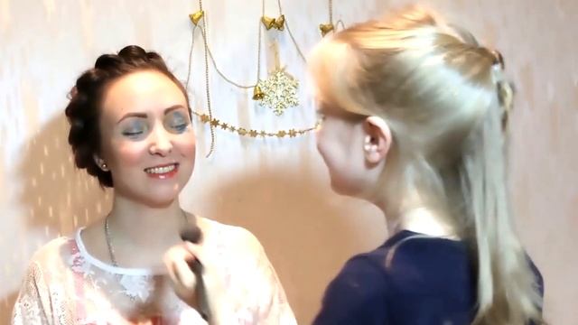 Дочка делает мне макияж