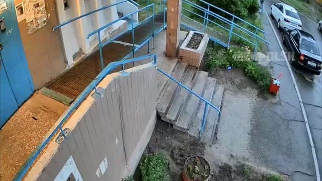 ❗️ Опасный инцидент на Львовском бульваре, 2. С верхних этажей упал предмет, который едва не попал в