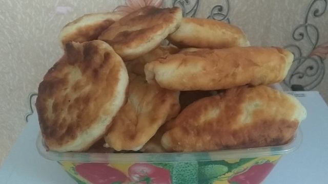 Нажарила пирожки летние с луком и яйцом !!!