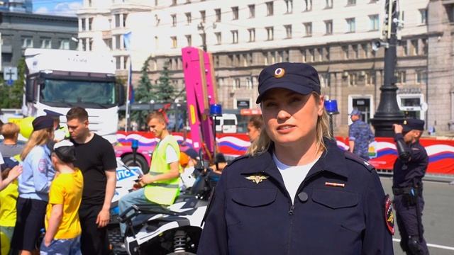 Полицейские приняли участие в параде дорожной техники