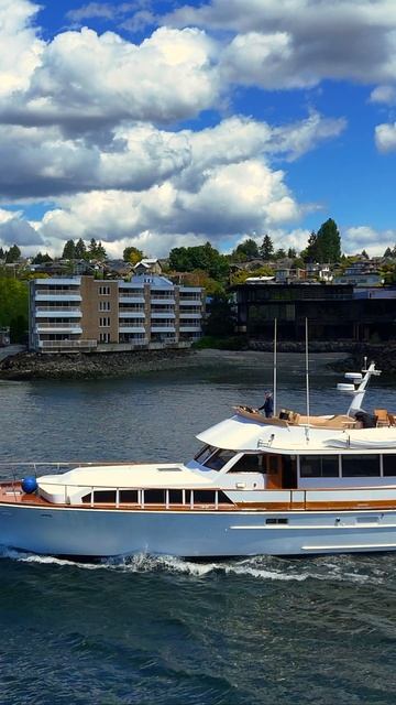 🚤 Классическая красавица — яхта GLORY в заливе Шилшел 🌊
Есть что-то вечное в таких яхт