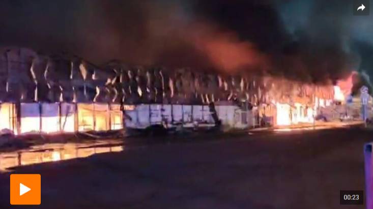 Пожар на 400 "квадратах" вспыхнул в торговых павильонах в Новой Москве