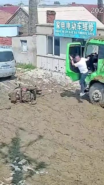 Мем дня: мужик на скутере вылетел прямо перед грузовиком с навозом, и его буквально смыло с дороги😅