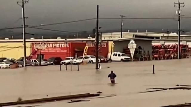 Напоминание что в США Калифорния под водой  люди спасаются на островках