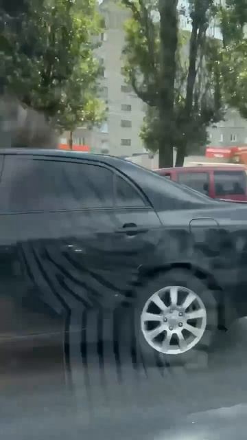 ГОРИТ АВТОМОБИЛЬ: по улице Острогожска я вспыхнул автомобиль. 🔥