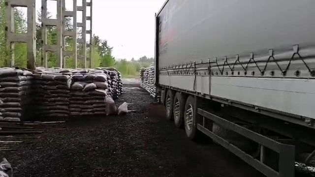 Погрузка коры лиственницы на Тюмень с производственной площадки Кора Сибири в Усть-Илимске