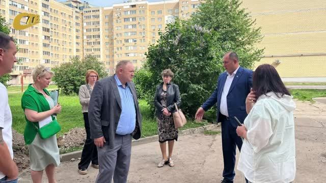 СОТРУДНИКИ ГКХ И СТРОЙКОНТРОЛЯ ОЦЕНИЛИ БЛАГОУСТРОЙСТВО ДВОРОВЫХ ТЕРРИТОРИЙ ЖЕЛЕЗНОГОРСКА
