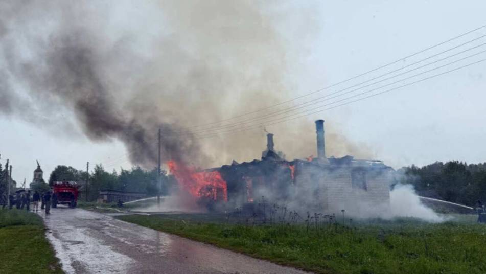 Игравшие с огнем школьницы подожгли дом в Костромской области