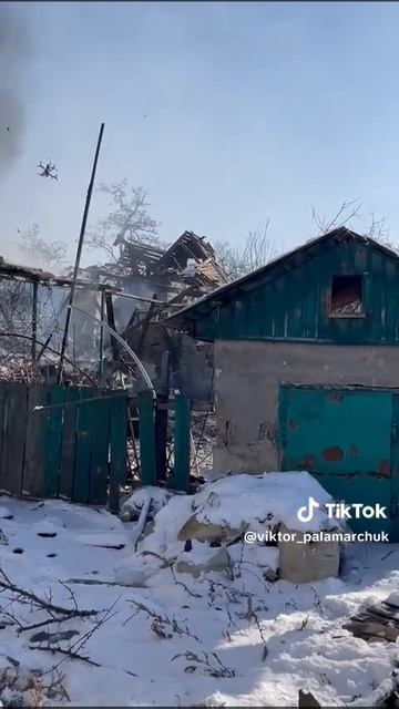 Боевики украинских формирований снимают на видео прилет русского.fpv- дрона по укрытию своих братьев