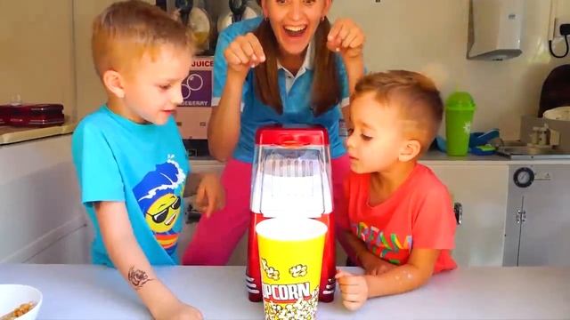 Влад и Никита Влад и Никита играют в кафе Сборник видео для детей