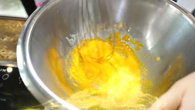 ДИАНА И РОМА - Диана и Рома играют с мамой и вместе готовят обед