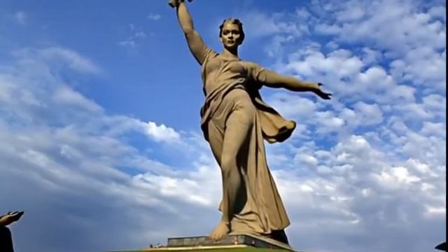 Родина-мать зовёт! Скульптура, Героям Сталинградской битвы на Мамаевом кургане в Волгограде. Высота