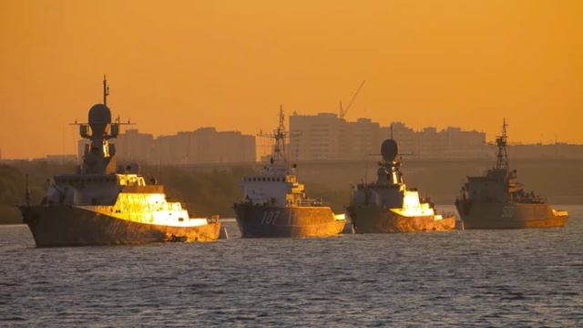 Нефтянные вышки и корабли на Каспийском море.