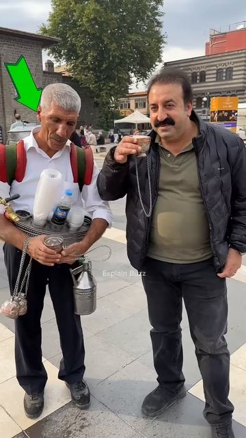 ये बूढ़ा आदमी इटली के सड़को पर पैदल कॉफी बेचता है #shortsvideo