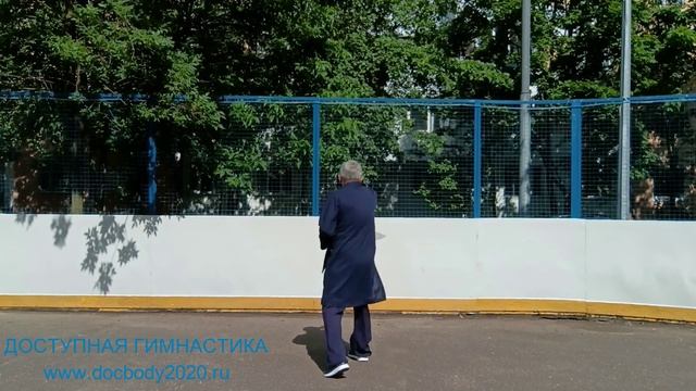 Разминка с двуручным мечом Багуа Дао на спортплощадке (7)