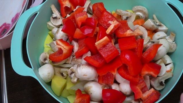 Курица с овощами в рукаве в духовке