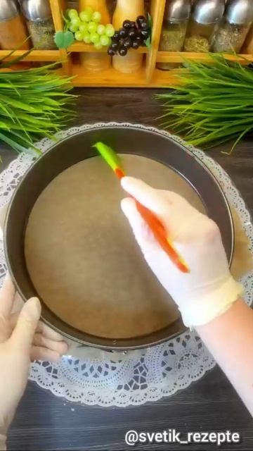 Невероятно вкусный песочный пирог с ароматной ягодной начинкой и воздушным безе