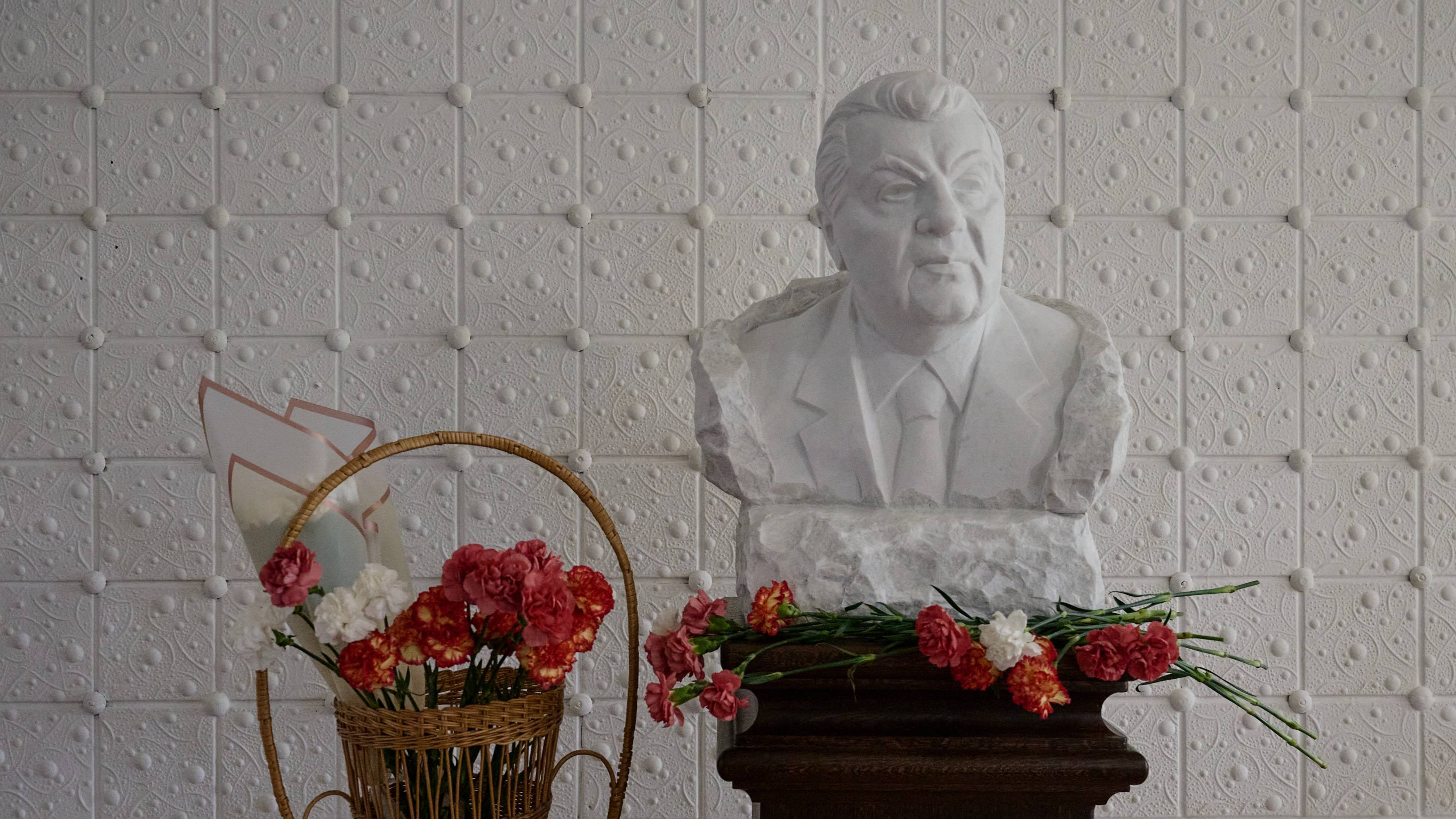 Торжественное открытие мемориальной доски легенды советской и российской геологии Е.А. Козловский