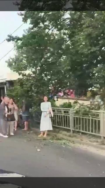 ПОСТРАДАЛИ 7 ЧЕЛОВЕК: по улице 45 Стрелковой Дивизии автобус влетел в остановку.