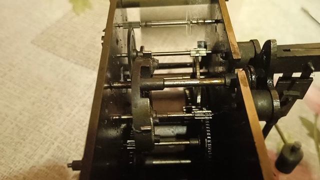 Работа механизма боя старых часов