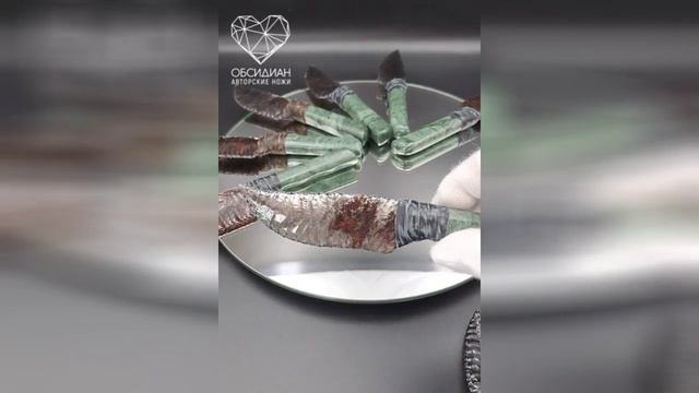 Клинок каменный режущий из обсидиана и змеевика в подарочной коробке