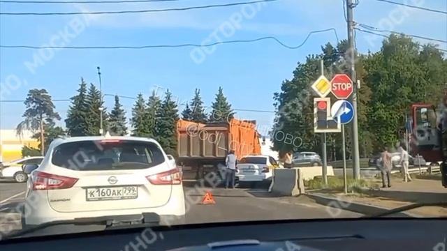 Авария с участием «КАМАЗа» и такси произошла в Одинцово.