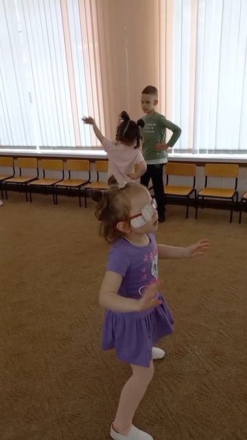 выпускники и малыши готовятся к выпускному утреннику