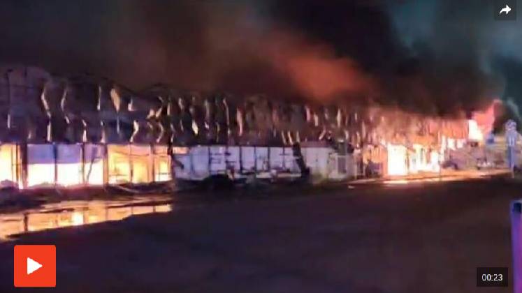 Пожар на 400 "квадратах" вспыхнул в торговых павильонах в Новой Москве