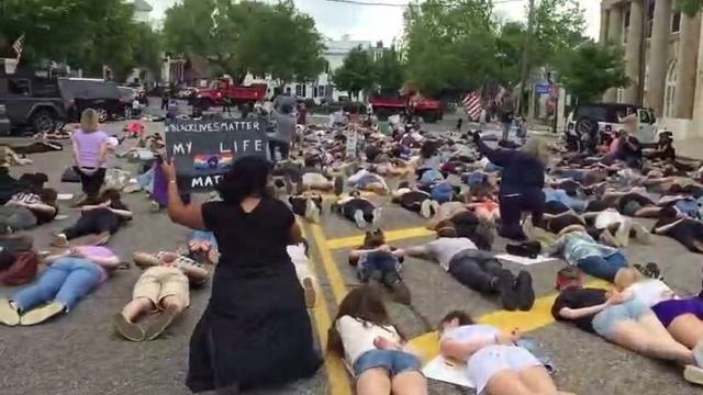 В США белые граждане публично извинились перед черными за расизм и угнетение🤣
Новый мировой порядок
