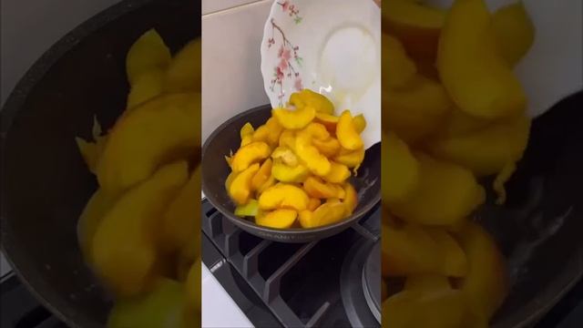 Ароматный песочный пирог с персиками
