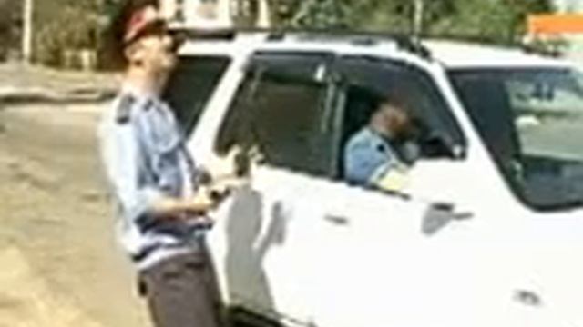 Мент зажыгает