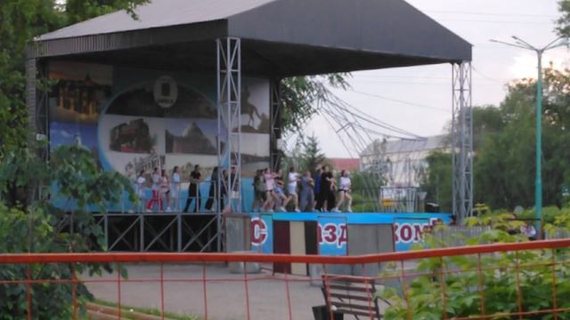 Дети 🧒 пляшут на сцене.