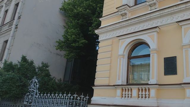 Возле метро "Чернышевская", Питер