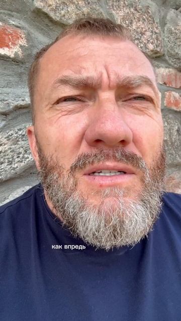 В руках моих отец и мать,  А на подушку слёзы льются..   Не тратьте жизнь на злость и обиды🙏