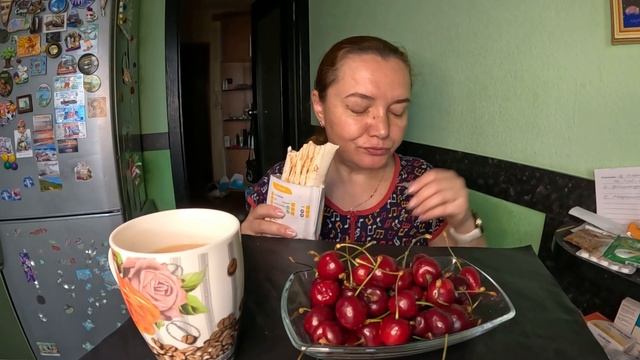 Шаурма, Бургер 🍔 с хрустящей котлетой, черешня. Мукбанг
