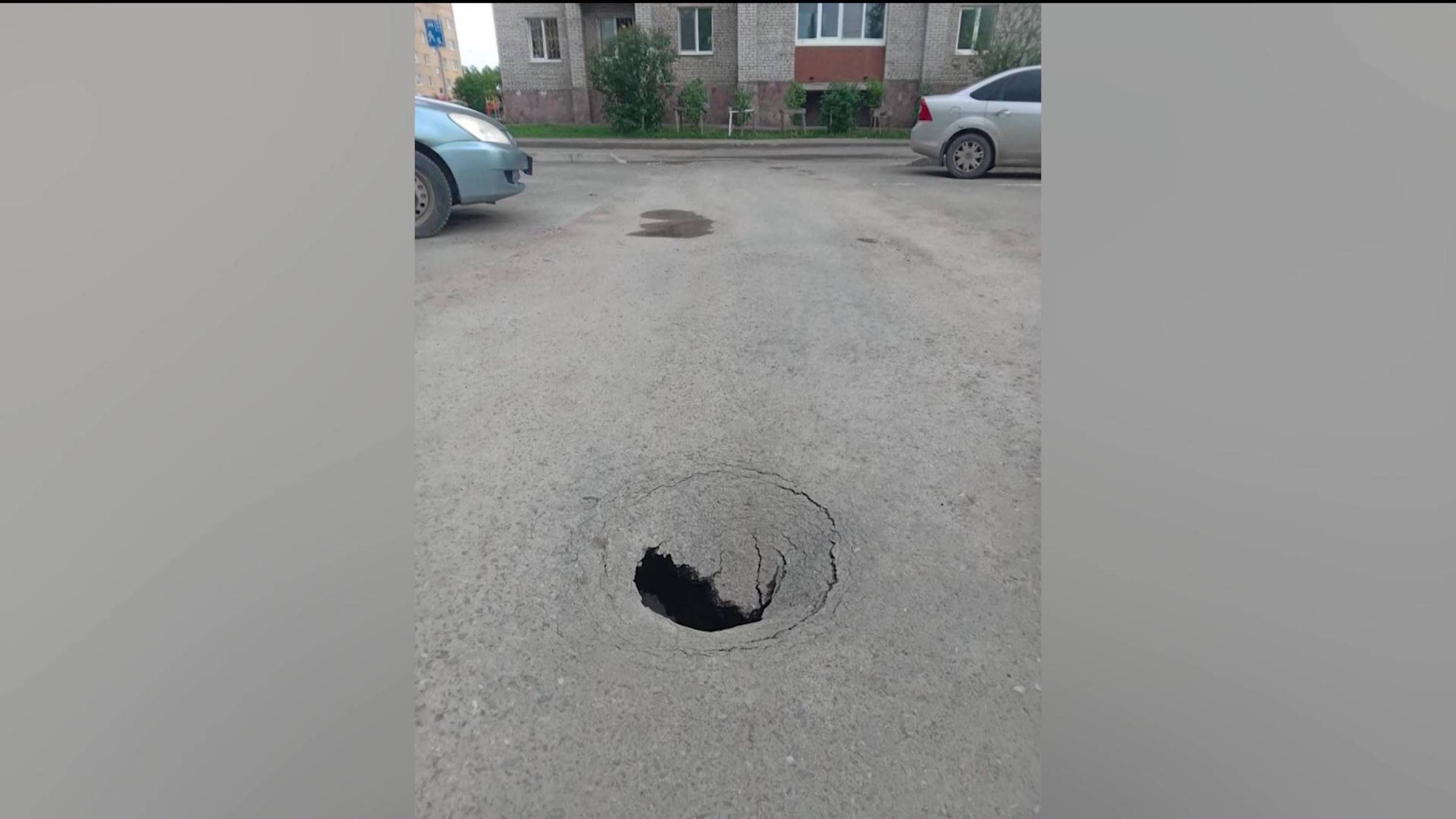 Уфимцы обнаружили провал асфальта во дворе дома по улице Малой Лесозаводской