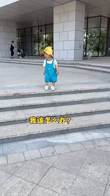 Smart Kid Climbs Down Safely #shortsvideo
