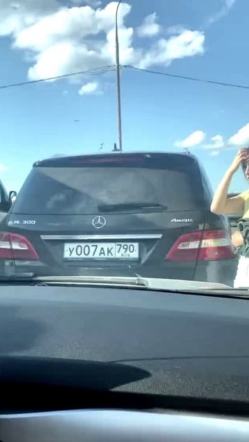 Азербайжанки набросились на водителя в Москве, за то, что он не пропустил продолжение